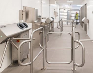 The importance of a well-equipped hygiene lock in the food industry