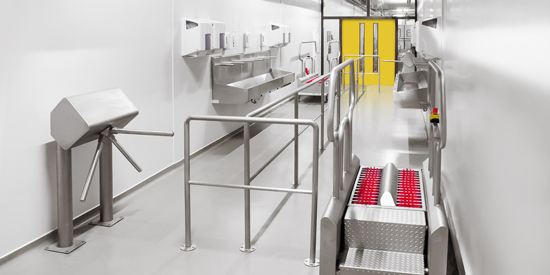 referentie Barry Callebaut in Zundert hygiënesluis aan productiehal met hygiënestations URK handwasgoot draaikruis hekwerk BoonsFIS