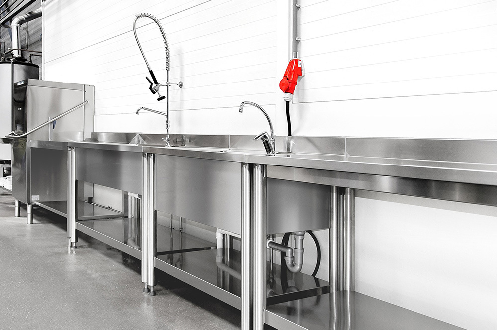 Installation CIP tables de travail en acier inoxydable tables de rinçage robinets de douche BoonsFIS