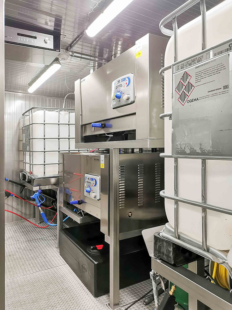 desinfectie schuim installatie twee warmwater hogedrukunits WSF 200 bar met haspels en chemie dosering ingebouwd in RVS container Boons FIS