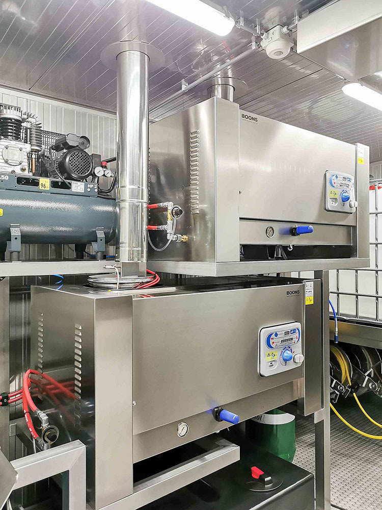 desinfectie schuim installatie twee warmwater hogedrukunits 200 bar met haspels en chemie dosering ingebouwd in RVS container Boons FIS