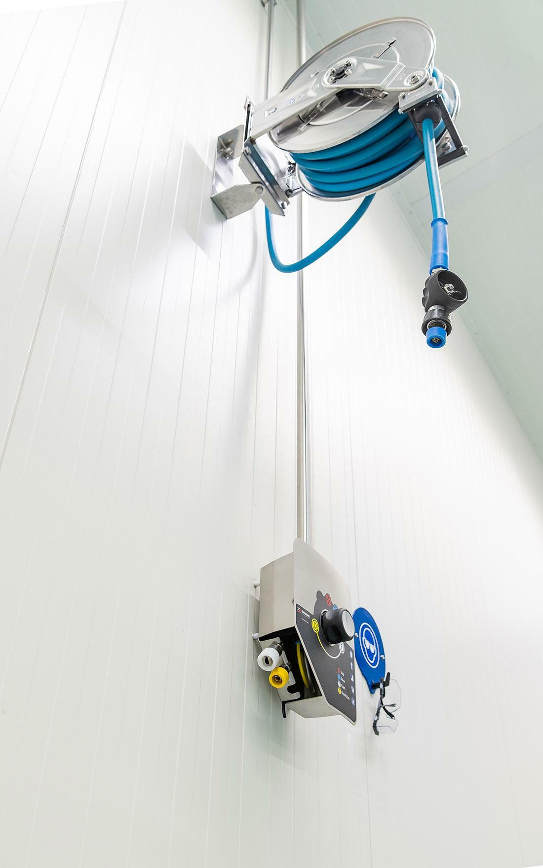 disinfection and foam installations centralized cleaning system CS satellite Stainless steel reel with food approved cleaning hoses Boons Jet spray gun nozzles Boons FIS