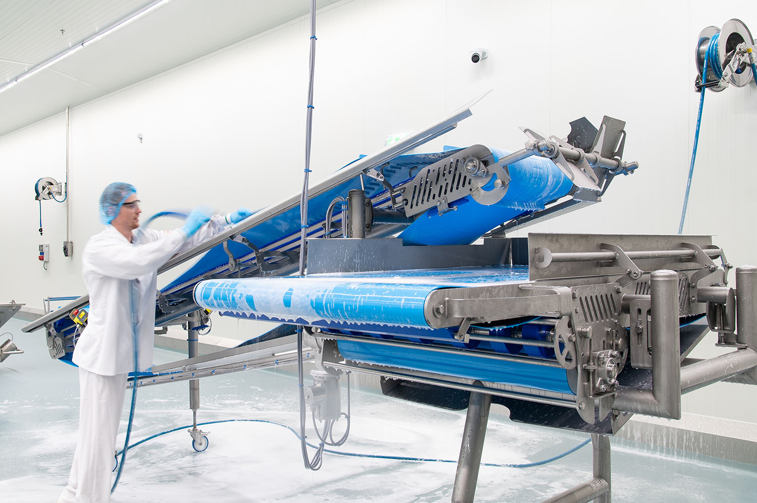 desinfectie- en schuiminstallaties centraal reinigingssysteem satelliet CS met zelfoprollende haspel en reinigingsslang in voedingsbedrijf BOONS FIS
