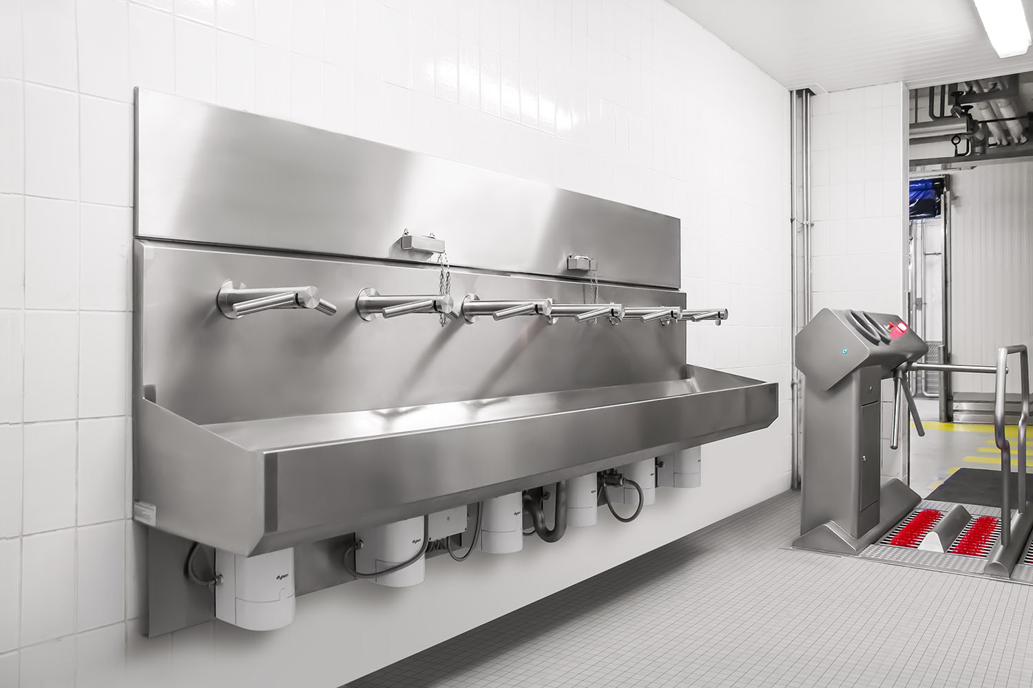 persoonlijke hygiëne hygienesluis RVS handwasgoot Dyson Airblade wash en dry hygienestation URK handdesinfectie zolenreiniger BoonsFIS