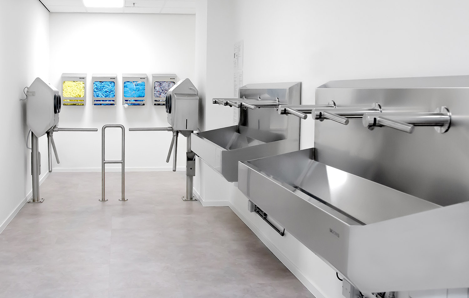 persoonlijke hygiëne hygienesluis RVS handwasgoot hygienestation HDK handdesinfectie hekwerk draaikruis hekwerk dispensers haarnetjes BoonsFIS